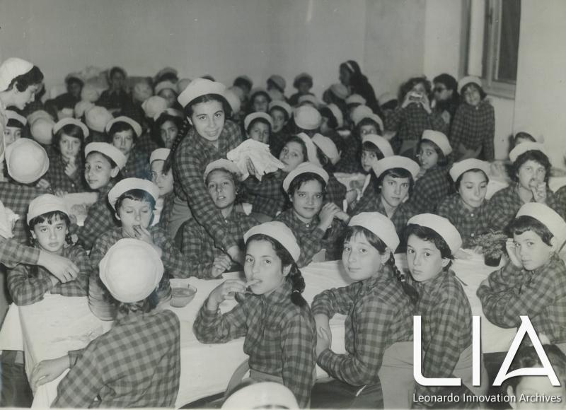 Bambine nel refettorio della colonia