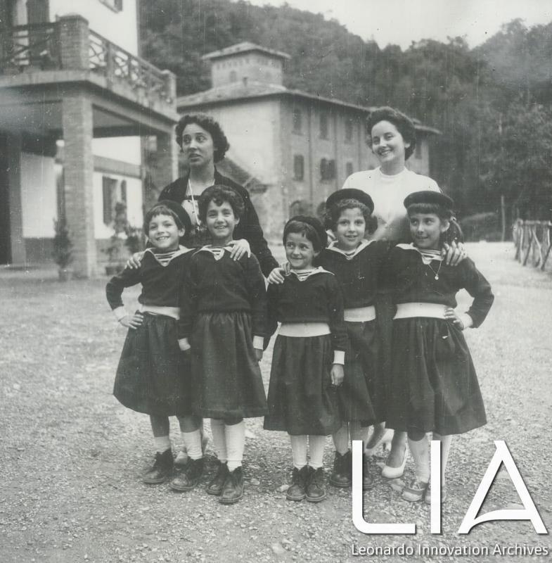 Bambine con responsabili delle colonie