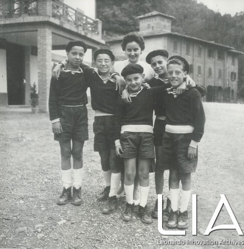 Bambini con responsabile della colonia