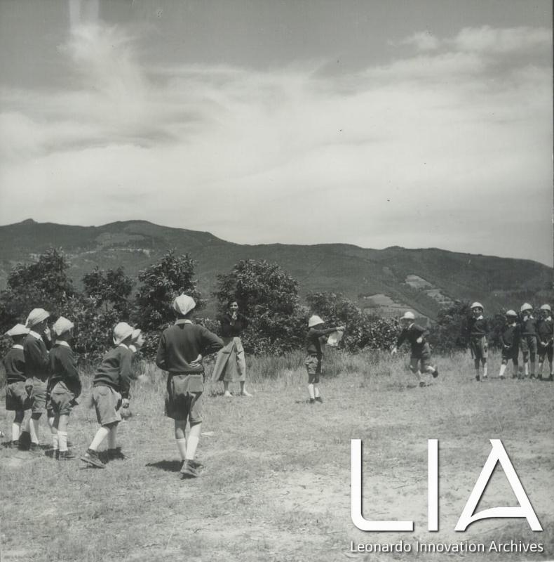 Bambini giocano a rubabandiera