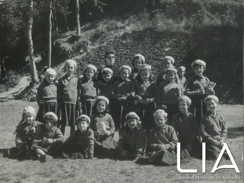 Bambine posano in un ritratto di gruppo