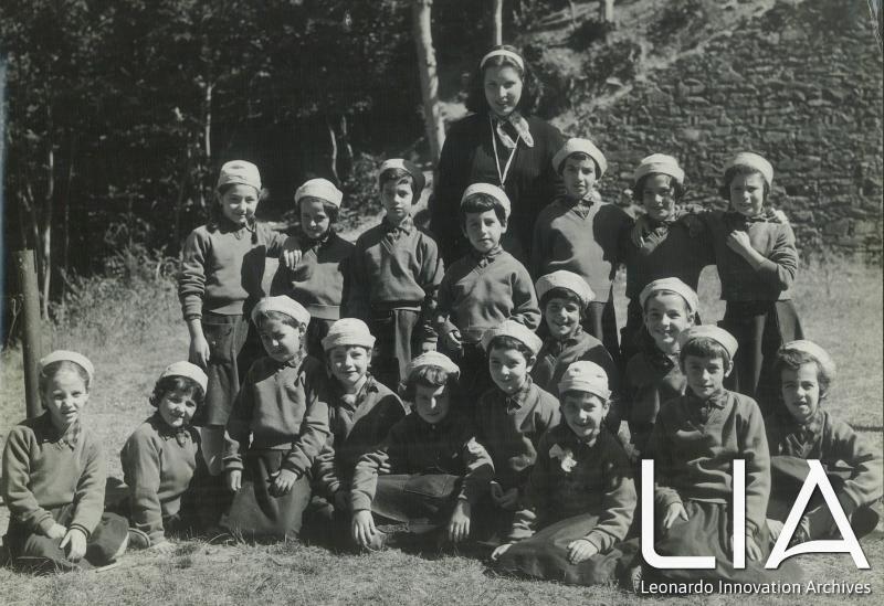 Bambini posano in un ritratto di gruppo