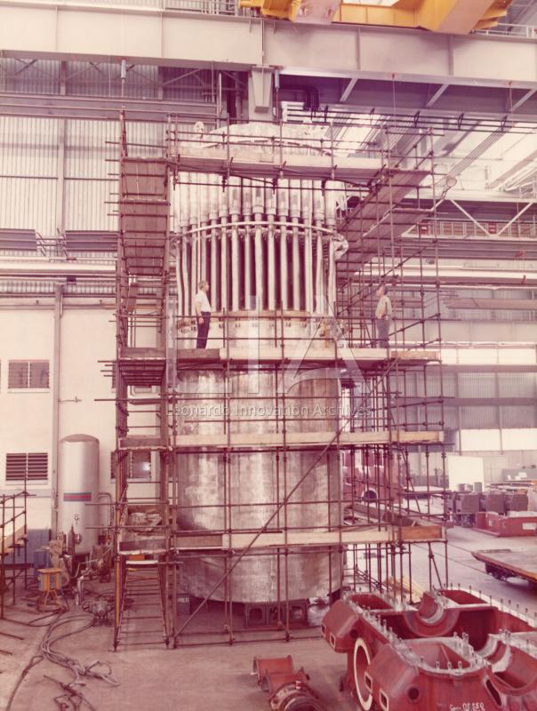 Centrale di Caorso - assemblaggio strutture interne del reattore