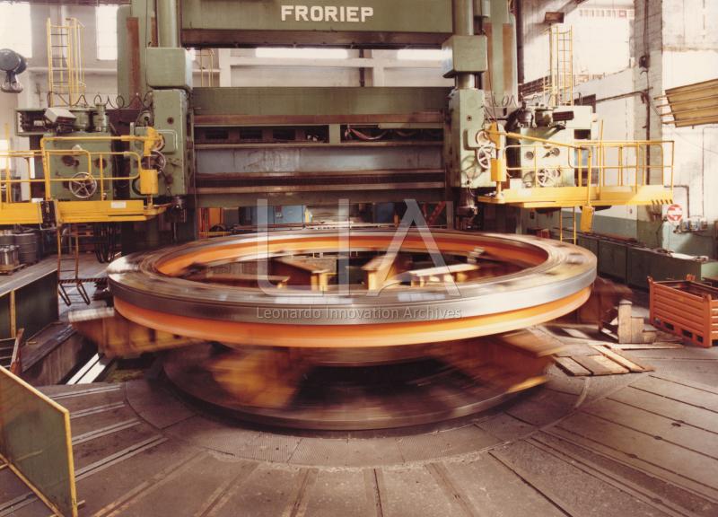 Lavorazione dischi su tornio verticale