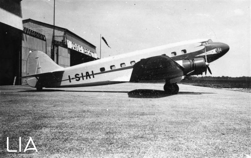 SM84 In sosta davanti ad  hangar di rimessaggio