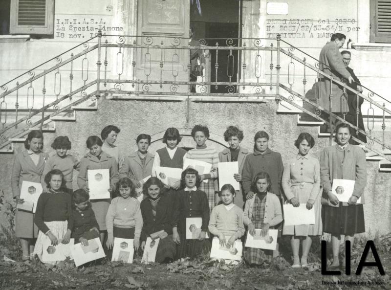 Ragazze del corso I.N.I.A.S.A. di tessitura a mano