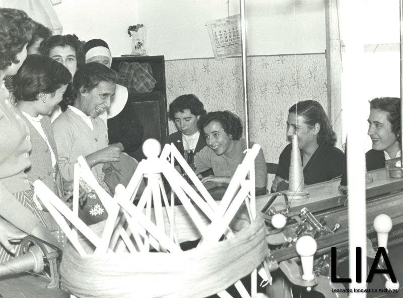 Una lezione del corso I.N.I.A.S.A. di tessitura a mano