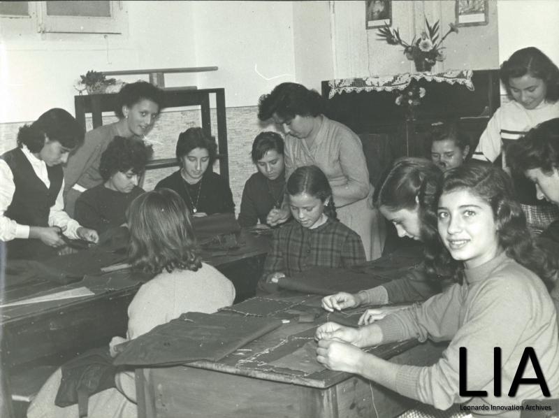 Lezione del corso I.N.I.A.S.A. di tessitura a mano
