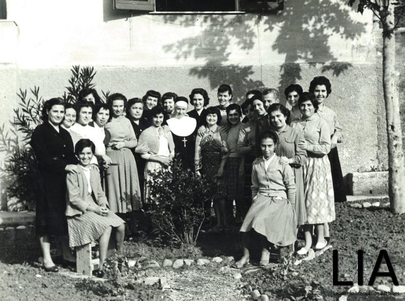 Ritratto di gruppo di corsiste e insegnanti