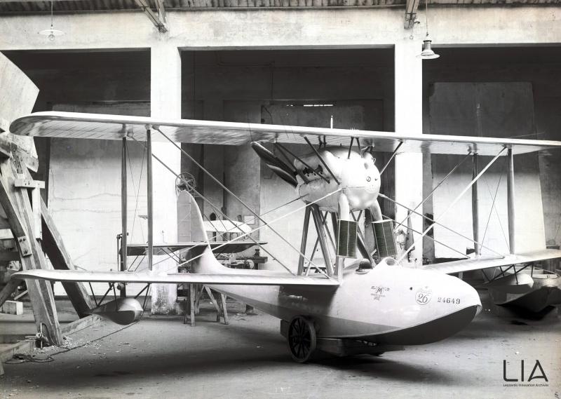 Aeronautica Macchi - Prototipo dell'idrovolante M.26 nello stabilimento di Masnago (Varese)