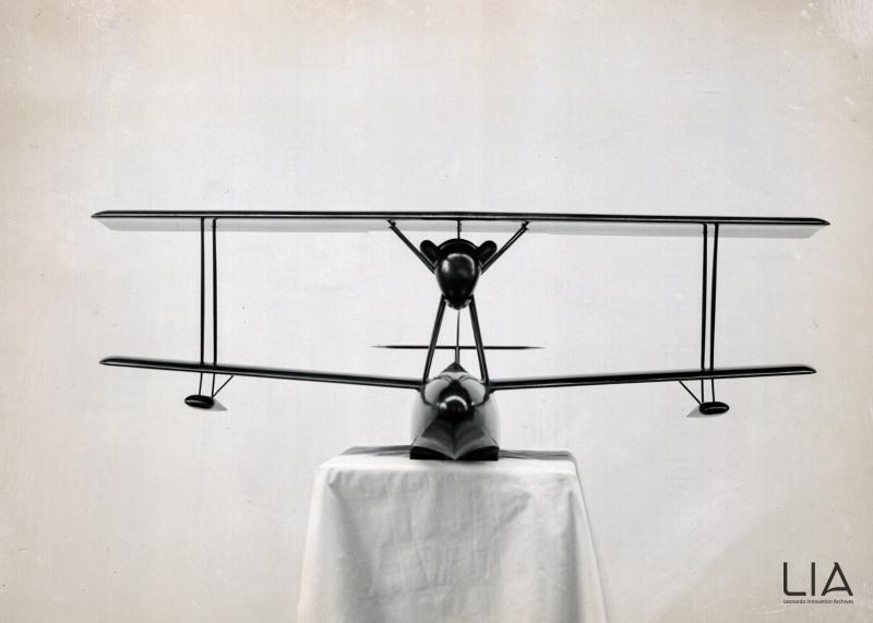 Aeronautica Macchi - modellino in legno dell'idrovolante M.26, vista frontale