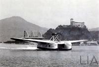 S55P. Linea area Roma Cagliari sul lago Maggiore sotto la rocca d'Angera