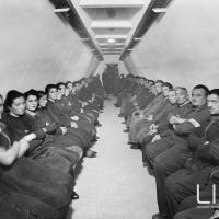 Esercitazione all’interno del rifugio ricovero antiaereo dello stabilimento della Breda Meccanica Bresciana; 1940-1943