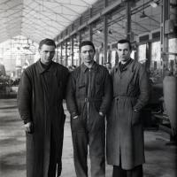 Operai in posa all'interno dello stabilimento della Breda Meccanica Bresciana; anni Quaranta