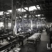 Maestranze al lavoro nella prima sede dello stabilimento della Breda Meccanica Bresciana in Via Cadorna a Brescia; 1924-1931