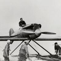 L’idrocorsa M.39 pilotato dal Magg. Mario de Bernardi, vince l’edizione della Coppa Schneider negli Stati Uniti d’America disputata il 12 e 13 novembre 1926, con la velocità media di 394 km/h