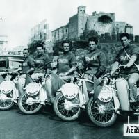 Le moto Aermacchi 125 Ghibli partecipano al 38° Giro d’Italia come 6° staffetta, 1955