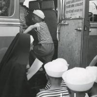 OTO - Bambini che salgono sulla corriera