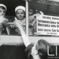 OTO - Bambini affacciati al finestrino della corriera