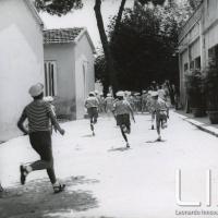 OTO - Bambini che corrono in cortile