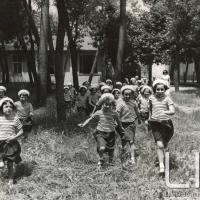 OTO - Bambine che corrono sul prato