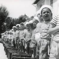 OTO - Bambini in fila con le loro valigie