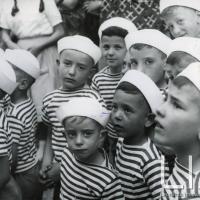 OTO - Gruppo di bambini vestiti alla marinara