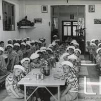 OTO - Tavolate di bambini in refettorio