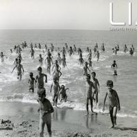 OTO - Bambini che giocano al mare