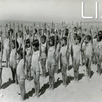 OTO - Bambine che fanno ginnastica in spiaggia