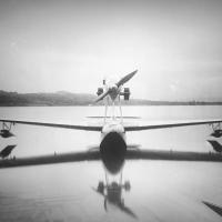 Aeronautica Macchi M.33 - Vista frontale dell'idrovolante da corsa sul lago di Varese.