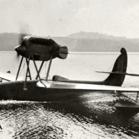 Aeronautica Macchi M.33 - Vista laterale dell'idrovolante da corsa sul lago di Varese.