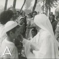 OTO - Bambini, genitori e suore si salutano