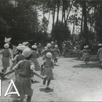 OTO - Bambine che corrono nel bosco