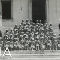 OTO - Foto di gruppo, bambine sedute sugli scalini