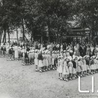 OTO - Bambini in fila prima della partenza