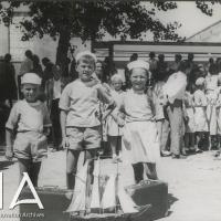 OTO - Tre bambini in attesa di partire