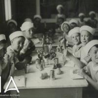 OTO - Bambini a tavola prima del pranzo