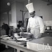 BMB - Cuoco al lavoro nella cucina aziendale