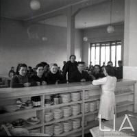 BMB - Operaie in attesa del pranzo nella mensa aziendale