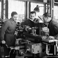 BMB - Operai al lavoro su macchinario industriale (2)