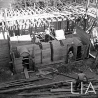 Operai al lavoro per la costruzione del bunker di stabilimento (2)