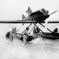 Il pilota Tommaso Dal Molin dopo un volo di prova con l'M.67 a Desenzano.
