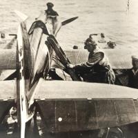 Remo Cadringher mentre sale sul suo Idro M.67 prima della gara a Calshot (Inghilterra).