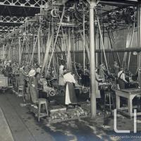 BMB - Reparto femminile della torneria. Lavorazione degli Shrapnels da 75 mm