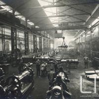 BMB - Lavorazione dei mortai da 210 mm: sala per tornitura e rigatura degli elementi