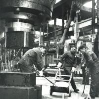OTO - Operai al lavoro nel reparto fonderia