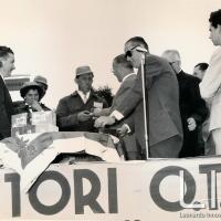 OTO - Il Presidente della OTO Melara premia il 2° classificato A. Paccega