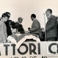 OTO - L'ingegner Stefanini, Direttore della OTO Melara premia il 4° classificato