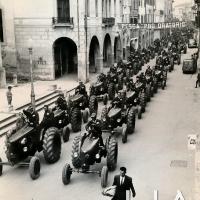 OTO - Due riprese dallo stesso punto dell'interminabile sfilata (2)